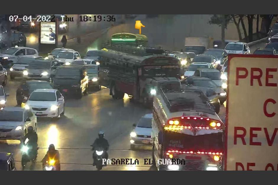 Una manifestación, vehículos averiados y un bus incendiado generan complicaciones de tránsito en varias zonas de la ciudad de Guatemala y municipios aledaños. (Foto: Amílcar Montejo)