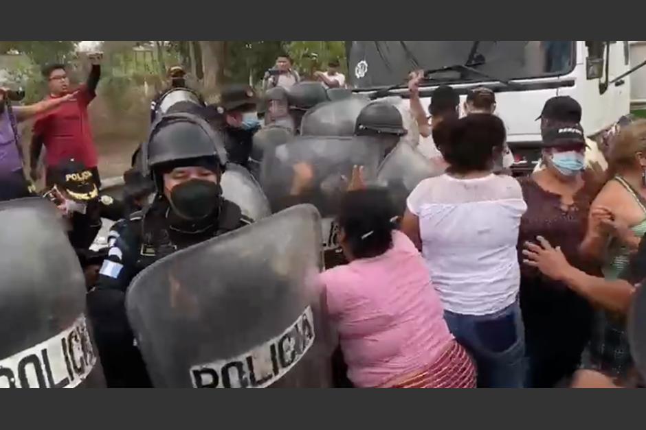 Vecinos de la zona 18 se enfrentaron con agentes de la PNC que intentaban liberar el paso en la ruta al Atlántico. (Foto: captura de video)