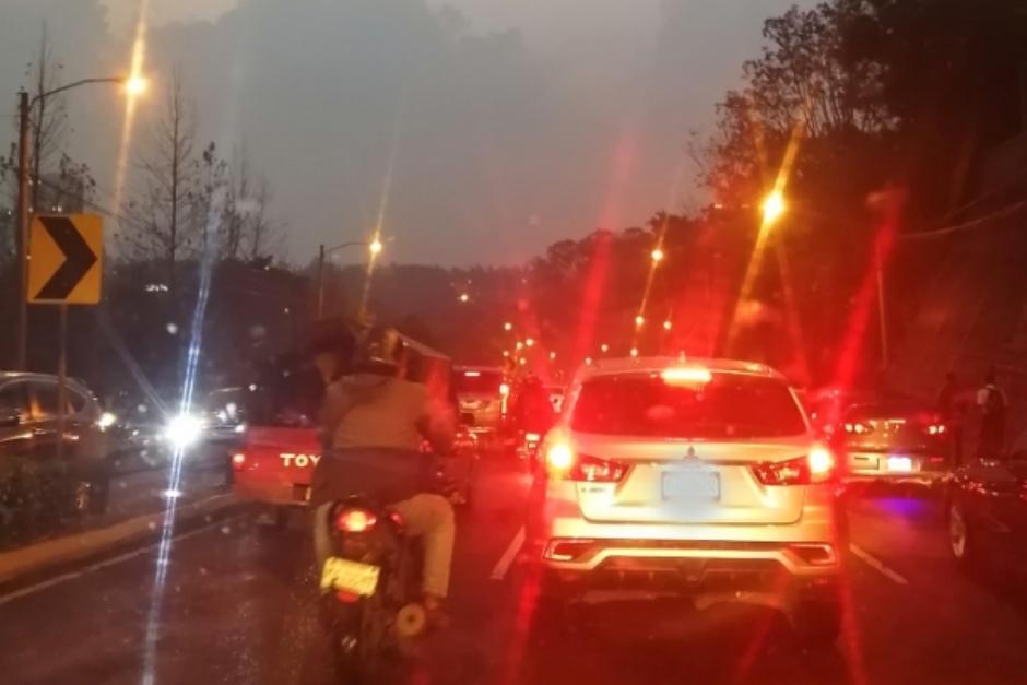 Varias rutas colapsaron la tarde-noche del jueves a consecuencia de varias situaciones. (Foto: Twitter/@RiverKev95)