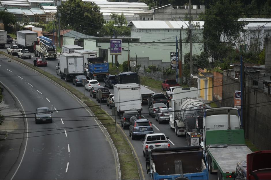 El tráfico es lento con dirección a la ciudad de Guatemala. (Foto: Archivo/Soy502) 