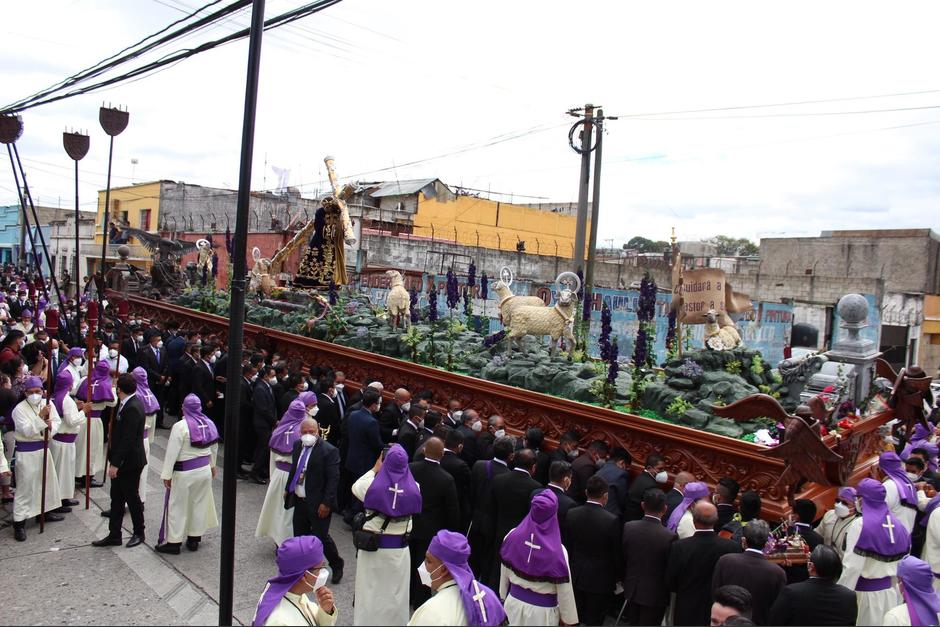 Un miembro de la hermandad de la iglesia de la Recolección fue grabado increpando a un ciudadano. (Foto: Andrés Campos)