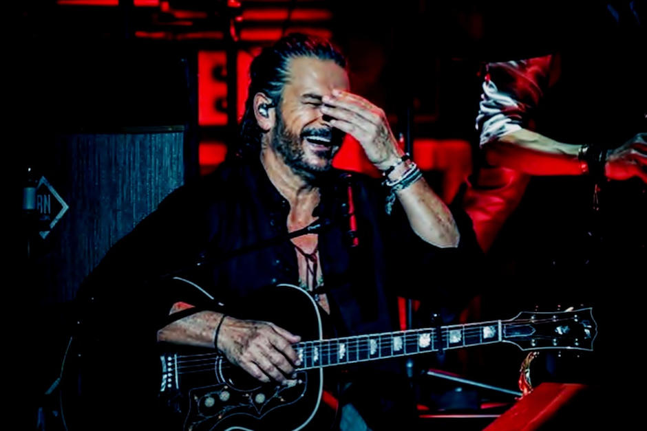 La fanática del guatemalteco se quedó en ropa interior en pleno show. (Foto: instagram)