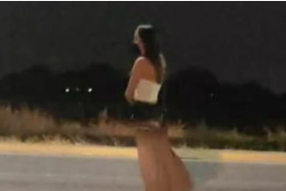 Internautas detectaron una camioneta en la última foto donde Debanhi aparece sola. (Foto: Oficial)