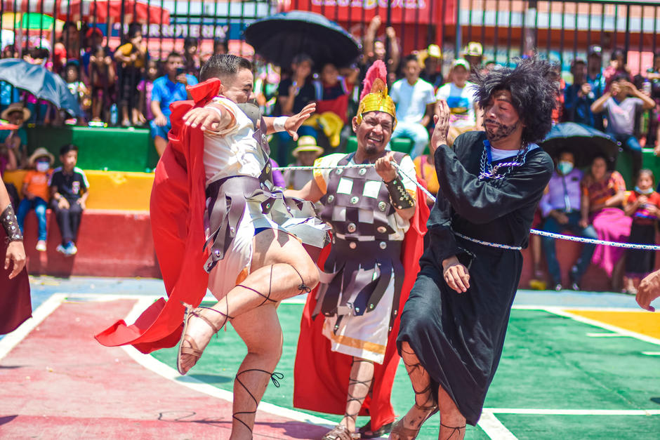 La representación del Víacrucis en San Sebastián, Huehuetenango, contó con la presencia de varios actores. (Foto: Facebook)