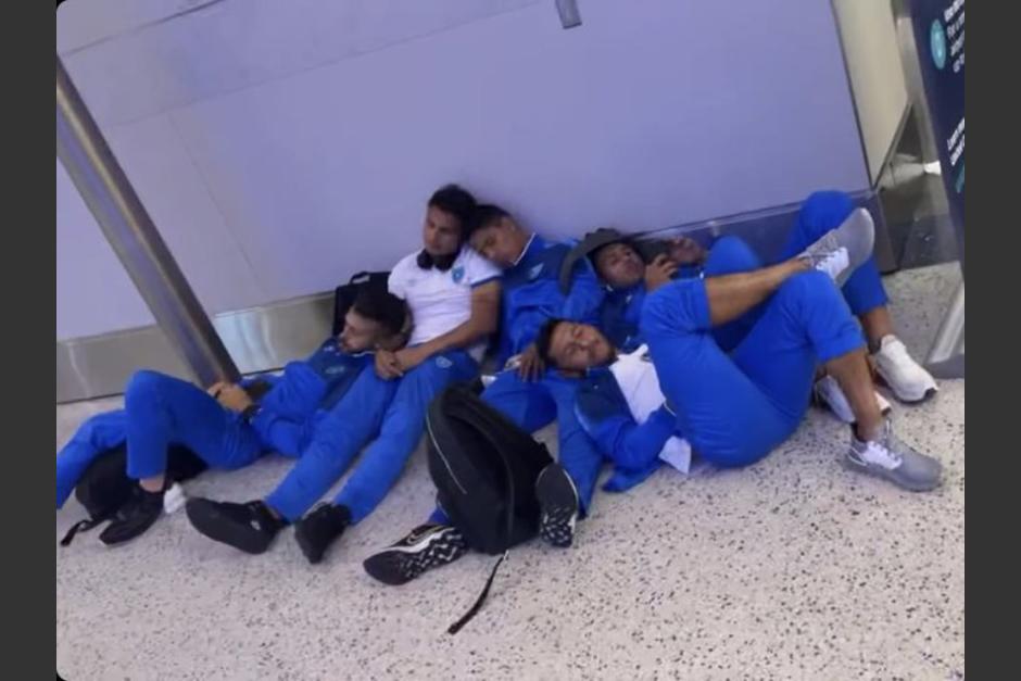 La Selección Nacional de Guatemala estuvo varada en el aeropuerto de Houston, Estados Unidos. (Foto: Twitter)