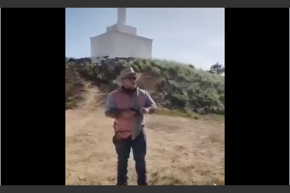 Un hombre estuvo a punto de morir mientras accionaba irresponsablemente su arma. (Foto: Captura de pantalla)