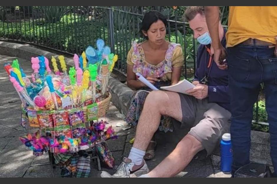 La fotografía del turista extranjero y la guatemalteca acaparó la atención en redes sociales. (Foto: Facebook/Sin Cesura.GT)
