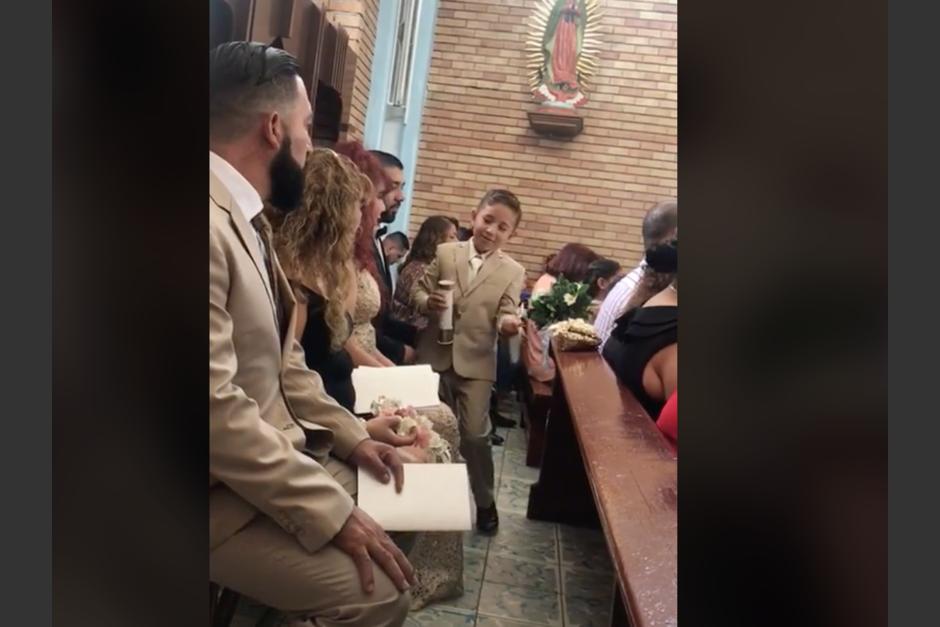 Niño se roba la ofrenda de la iglesia fingiendo estar brindando ayuda. (Foto: Captura de pantalla)