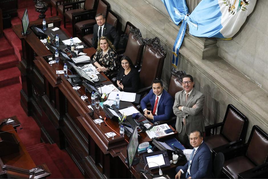 Integrantes de la Junta Directiva del Congreso recibieron nuevos televisores para sus oficinas. (Foto: Congreso de la República) 