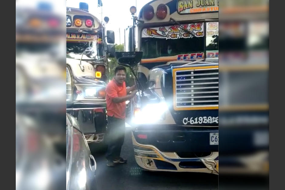 La mujer logró captar el número de placa del bus que intentaba meterse a la fuerza a la fila de automóviles. (Captura Video)