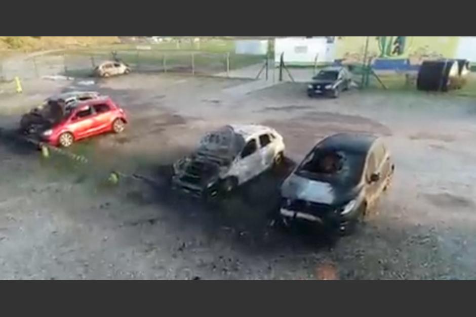 Supuestos aficionados de barra quemaron autos de cinco futbolistas de la primera división en Argentina. (Foto: Captura de video) 