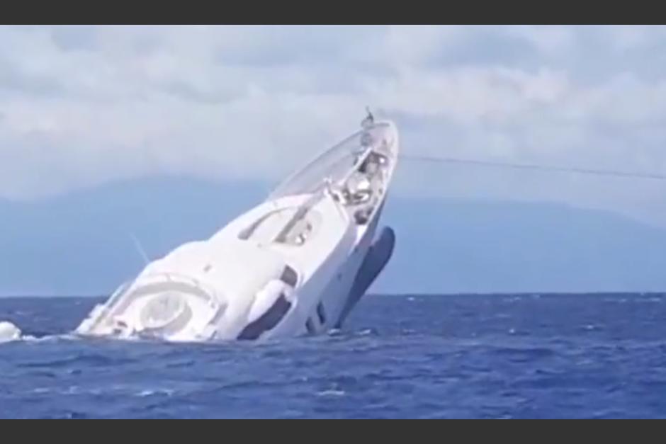 La Guardia Costera de Italia rescató a las nueve personas que iban dentro del lujoso yate de 40 metros. (Foto: Guardia Costera Italia)
