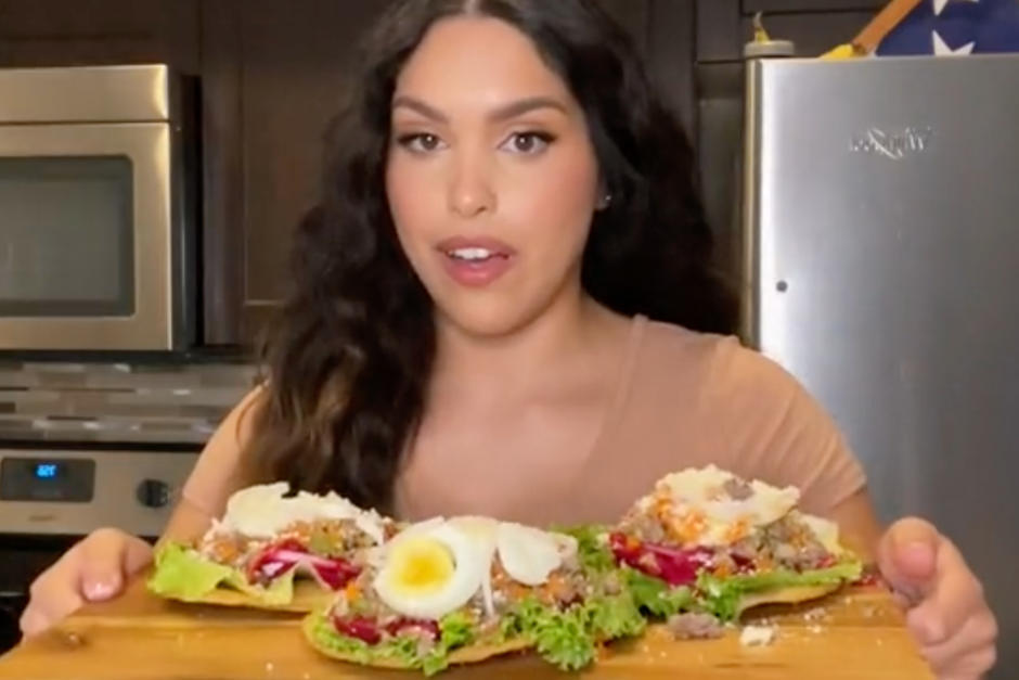 Una Tik Toker que realiza las comidas del mundo probó hacer enchiladas. (Foto: Tik Tok)
