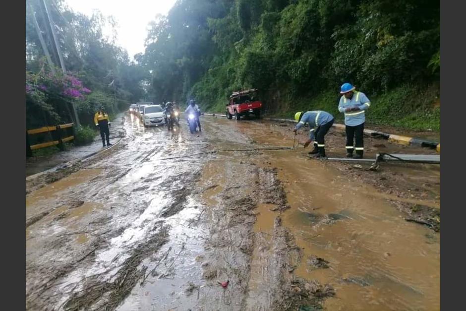 La carretera a El Salvador con movilidad lenta a causa de un deslave. (Foto: Conred)