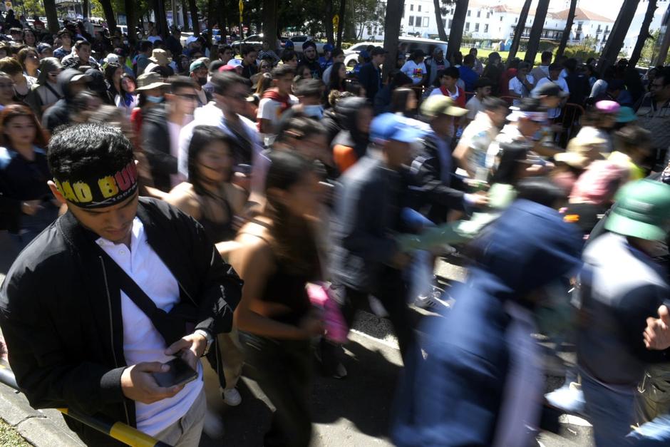 Así fue el ingreso de los primeros fanáticos al lugar en donde se realizará el concierto del cantante puertorriqueño Bad Bunny. (Foto: Wilder López/Soy502)