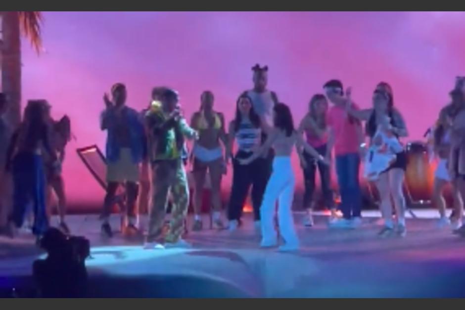 Bad Bunny sacó a bailar a fanáticas guatemaltecas durante su show. (Foto: captura de video)