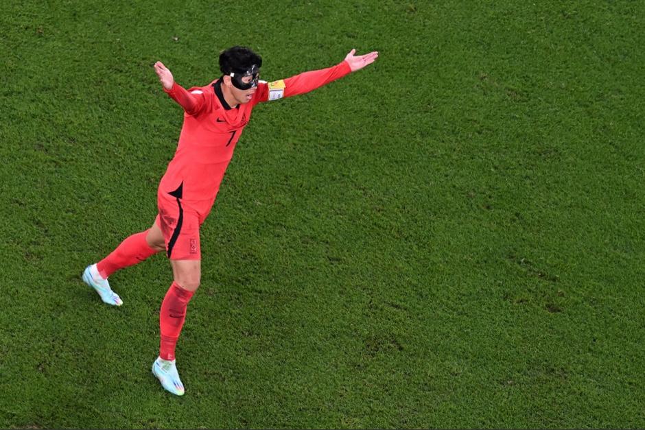 Los surcoreanos lograron su clasificación en los últimos minutos del partido y sacó a los uruguayos de los octavos de final. (Foto: AFP)