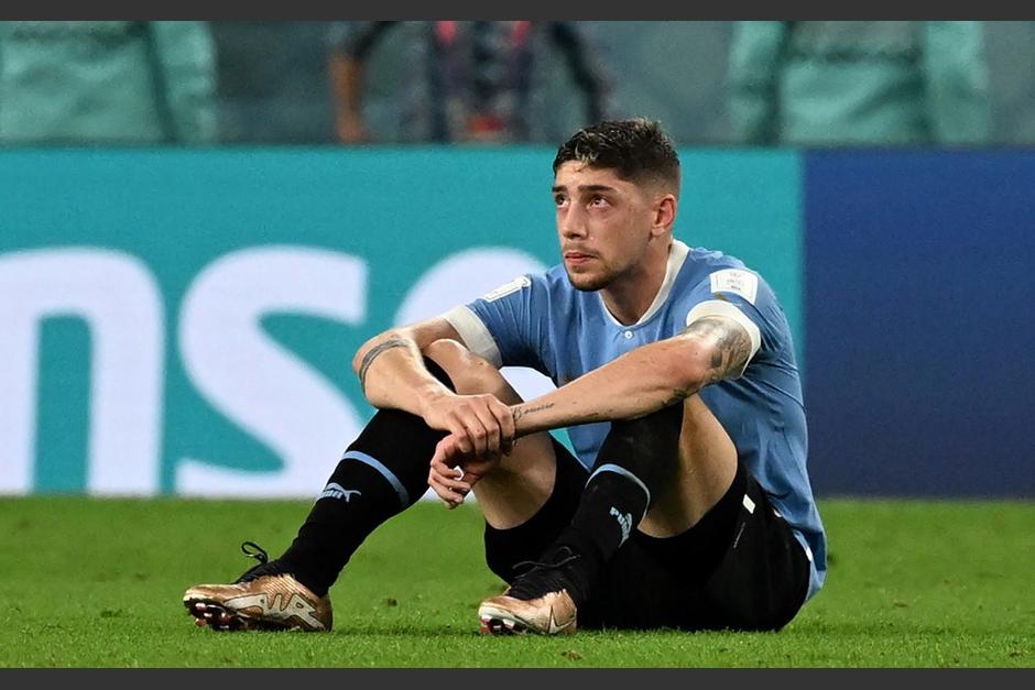 Fede Valverde, estrella de Uruguay perdió la compostura y le celebró el penal atajado a Ghana al árbitro. (AFP)