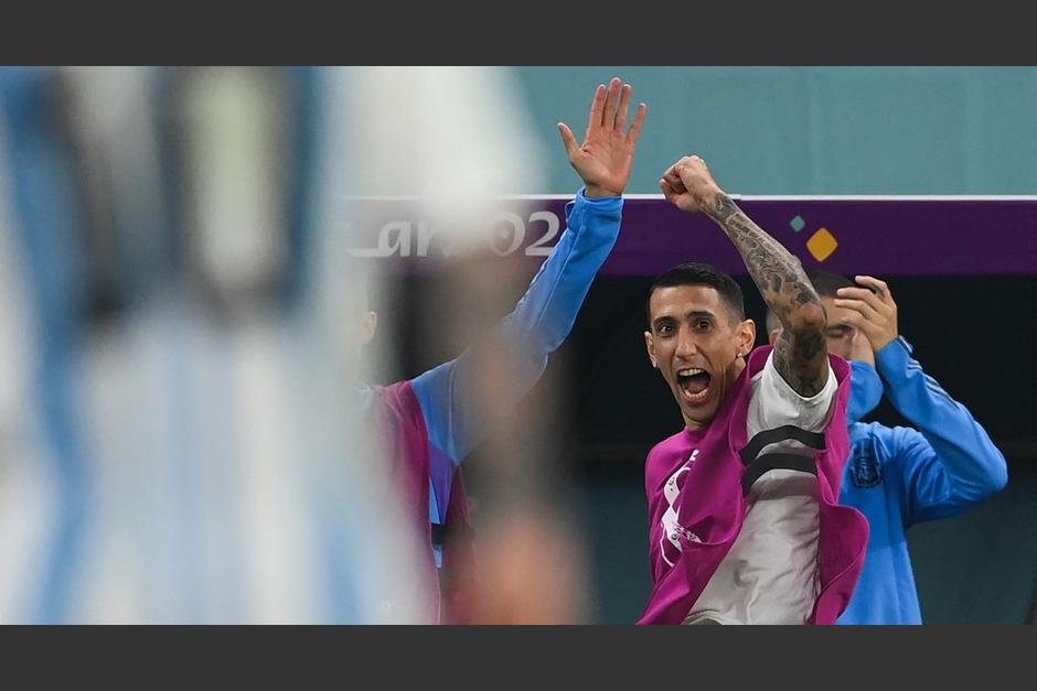 Ángel Di María festejó como un aficionado más desde la banca la clasificación de Argentina a cuartos de final. (Foto: AFP)