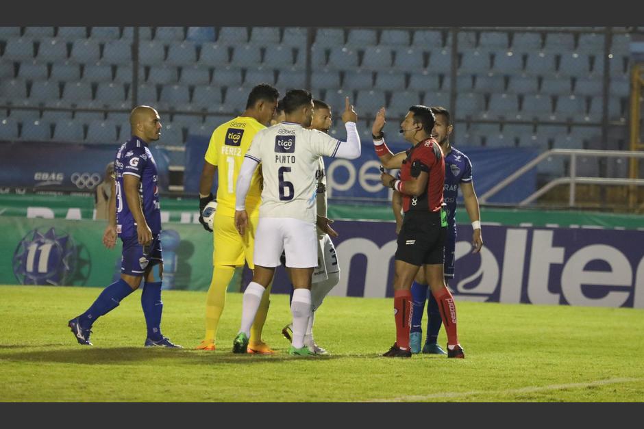 El arbitraje entre Comunicaciones y Cobán Imperial influyó en varias decisiones. (Foto: Nuestro Diario)