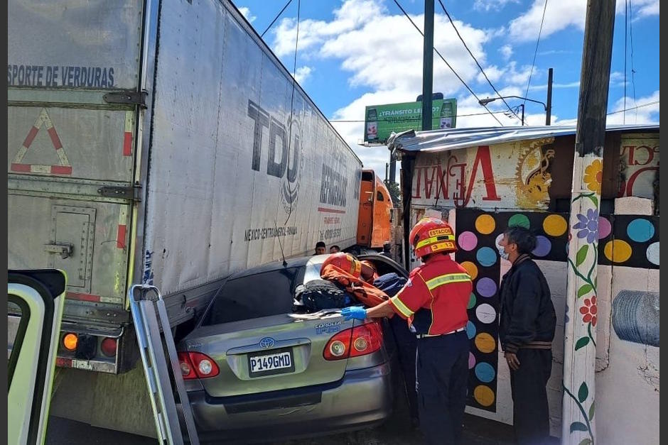 Dos mujeres quedaron atrapadas en un vehículo tras un accidente de tránsito en la Avenida Petapa. (Foto: Bomberos Municipales)
