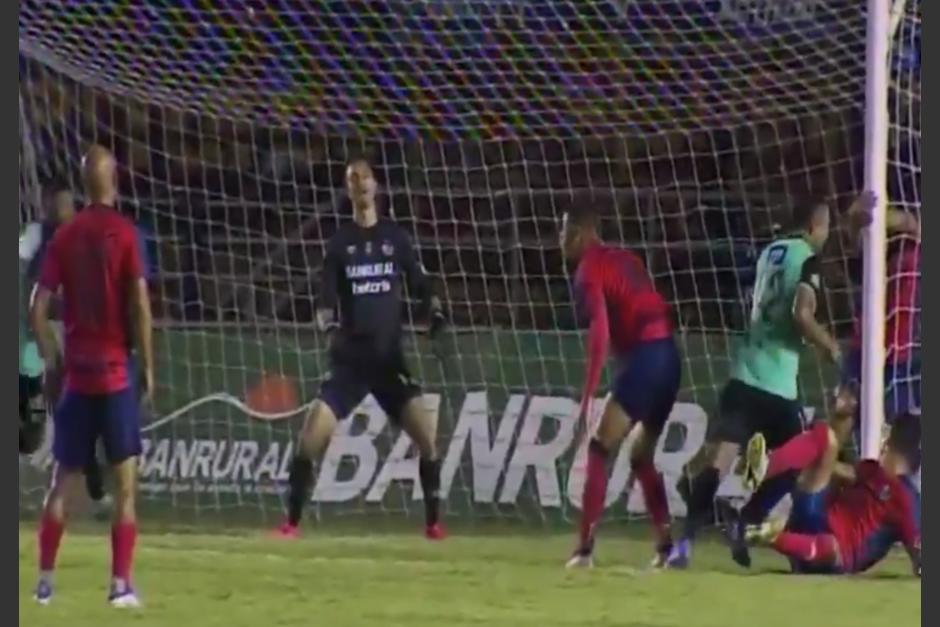 El guardameta de Municipal no pudo evitar que la pelota se desviara en su humanidad y se metiera al fondo de su portería. (Captura video)