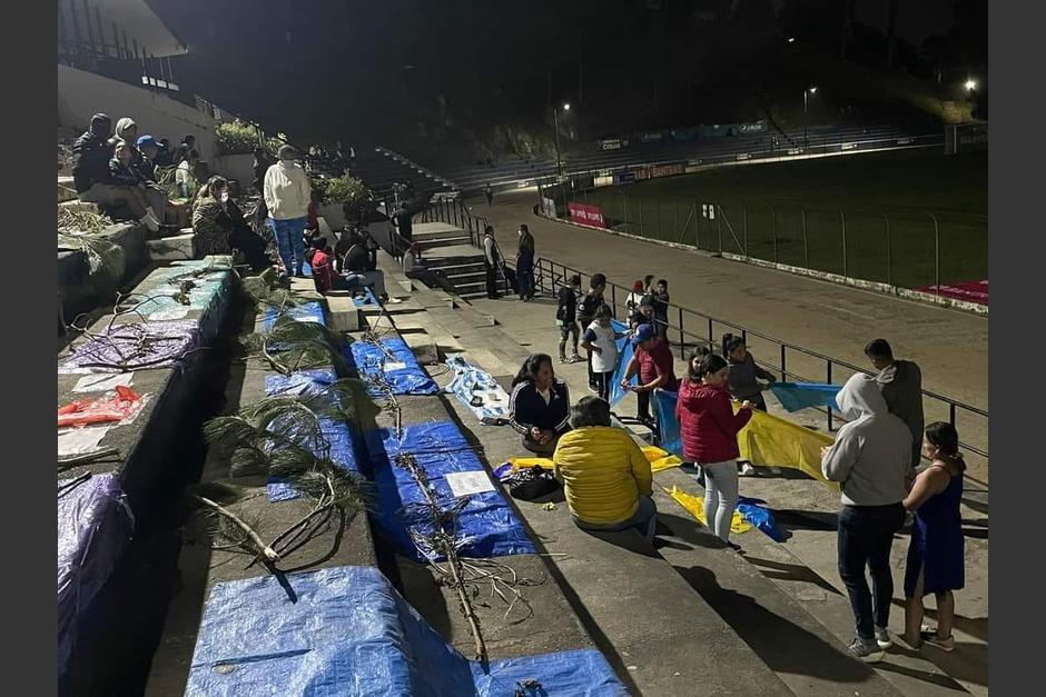 Varios aficionados pasaron la noche en el estadio. (Foto: AFP) 