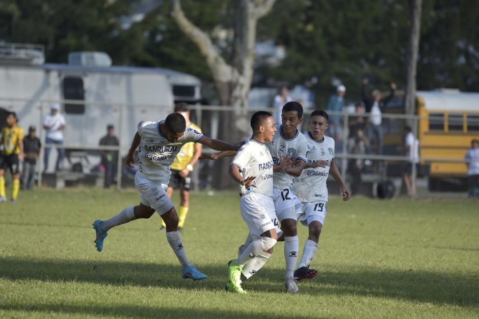 Bryan Tumax se lució con el gol para confirmar el campeonato de Comunicaciones ante Guastatoya. (Foto: Comunicaciones FC)