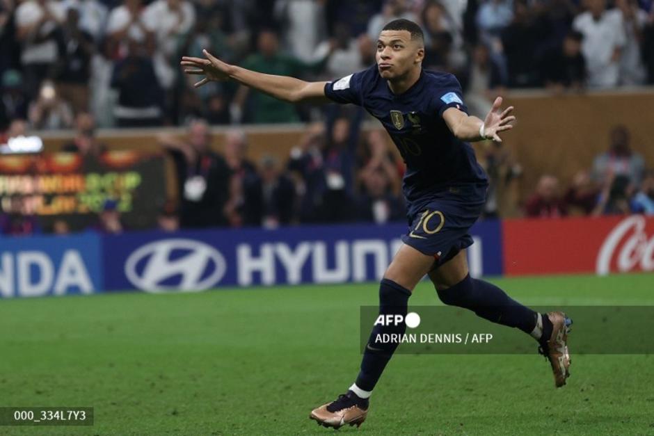 Kylian Mbappé festejó los goles con los que empató la final del Mundial. (Foto: AFP)