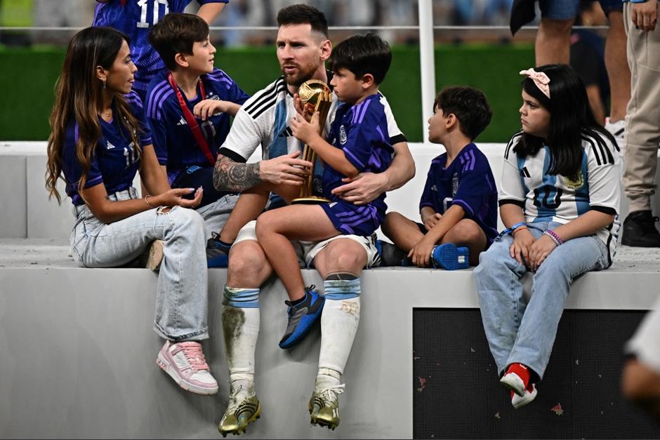 Messi celebró junto con su familia este triunfo que cierra muchas bocas en el mundo. (Foto: AFP0
