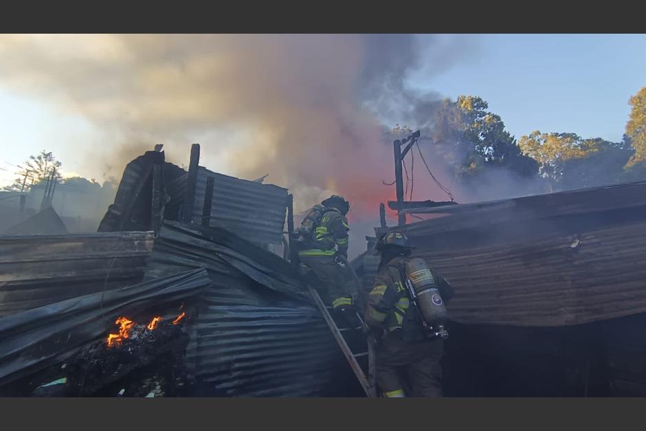 Un incendio en la zona 21 consumió al menos 42 viviendas de un asentamiento. (Foto: Bomberos Voluntarios) 