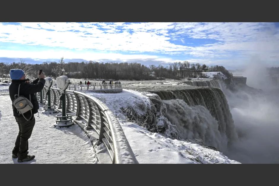 Las famosas cataratas del Niágara quedaron completamente congeladas con la tormenta invernal que afecta a EE.UU. y Canadá. (Foto: Anadolu Agency) 