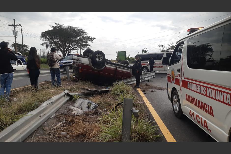 Los tripulantes de un vehículo resultaron ilesos tras un fuerte accidente de tránsito ocurrido en la ruta al Pacífico. (Foto: Bomberos Voluntarios)