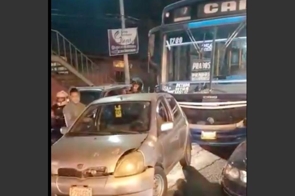Un fuerte accidente de tránsito ocurrió al final de la Avenida Petapa, al menos diez vehículos estuvieron involucrados. (Foto: captura de video)