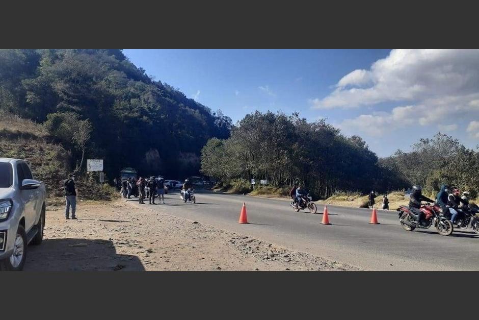 La ruta Interamericana se encuentra bloqueada por enfrentamientos entre pobladores de Nahualá y agentes de la PNC. (Foto: PNC)