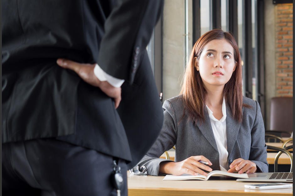 Las escaleras de su edificio fueron demolidas dejándola atrapada en el tercer nivel donde se encuentra su apartamento. (Foto: Shutterstock).