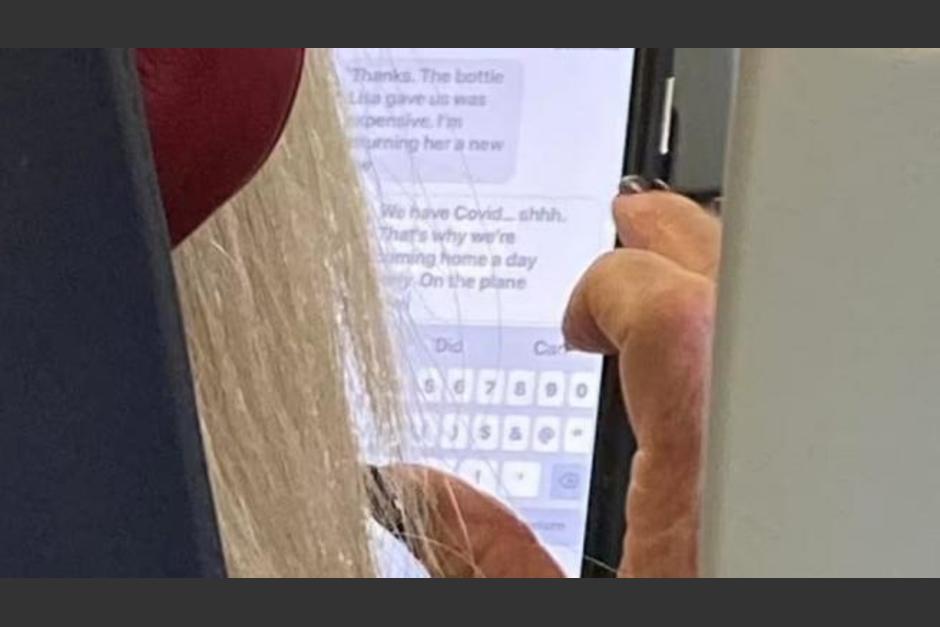 Un viajero fotografió la conversación de una viajera donde confesaba que tiene covid. (Foto: Reddit)