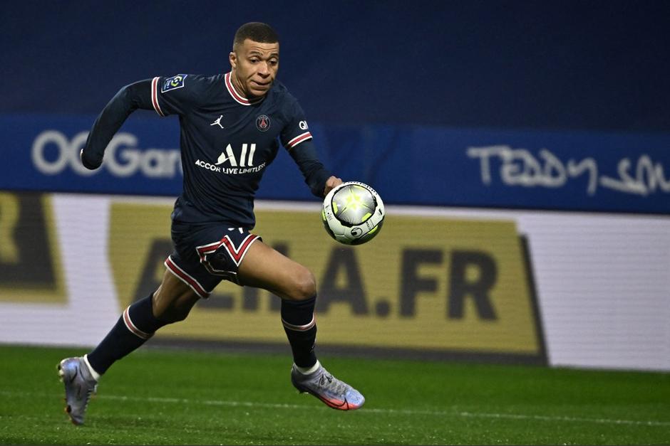 El jugador del PSG mostró su apoyo a una niña que fue insultada por apoyar al delantero francés. (Foto: AFP)