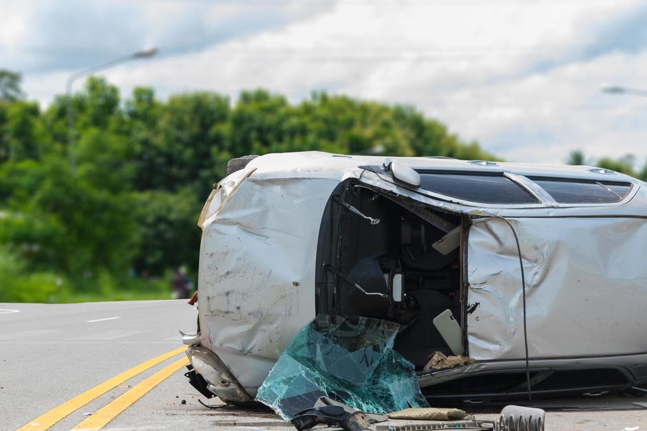 Un vehículo quedó volcado sobre la cuesta de Villa Lobos tras chocar contra un camión. (Foto ilustrativa: Shutterstock)
