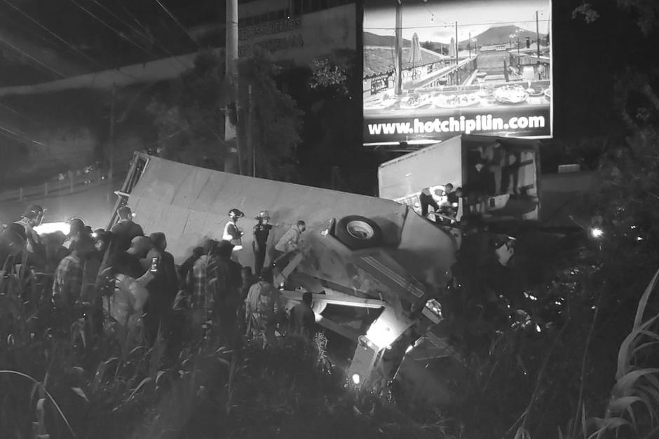 Un tráiler perdió el control y embistió varios vehículos en el kilómetro 17.5 de la ruta Interamericana. (Foto: Cindy Alonzo/Soy502)