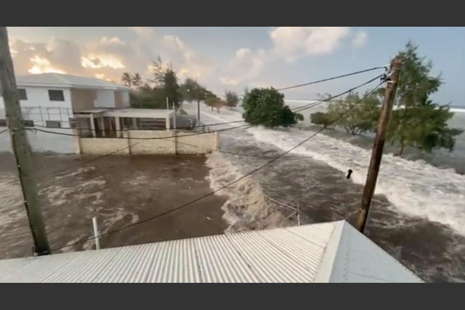 Varios videos registraron cómo se vivió el tsunami tras la erupción del volcán en Tonga. (Foto: captura de pantalla)