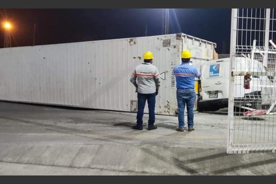 El contenedor se arrastró por el pavimento, pero por fortuna no causó una tragedia. (Foto: Canal Dos Puertos)