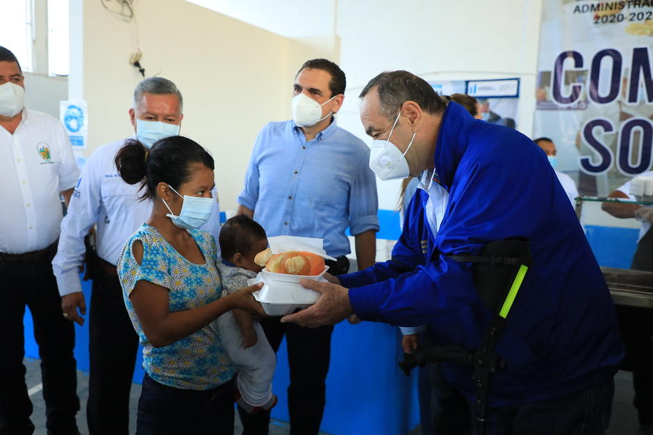 El presidente Alejandro Giammattei junto con el diputado Boris España y el ministro de Desarrollo Social, Raúl Romero, en una actividad en Jocotán, Chiquimula. (Foto: Presidencia)