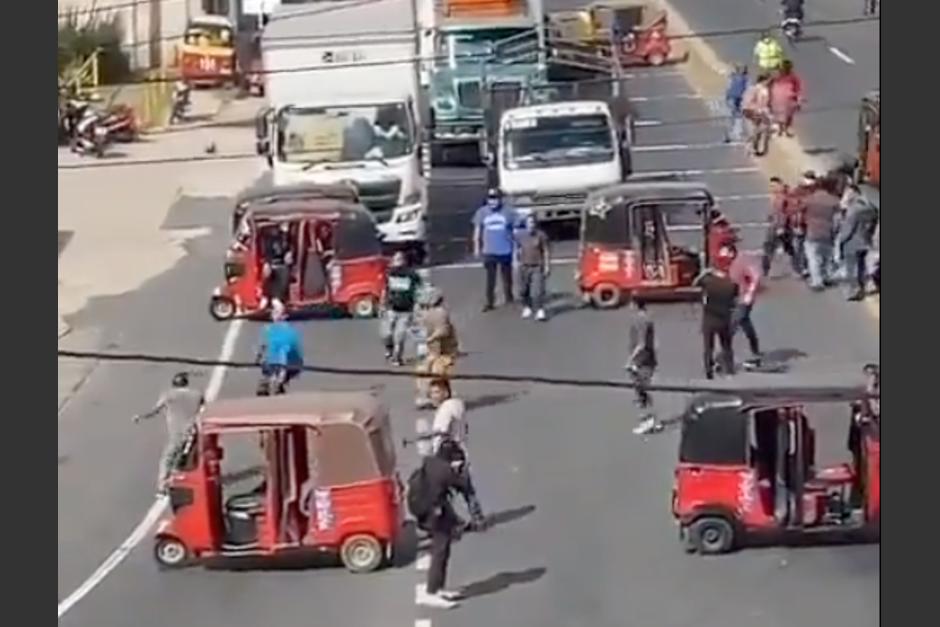 Conductores de tuc tuc juegan fútbol, mientras realizan bloqueo en la ruta Interamericana. (Foto: Captura de video)