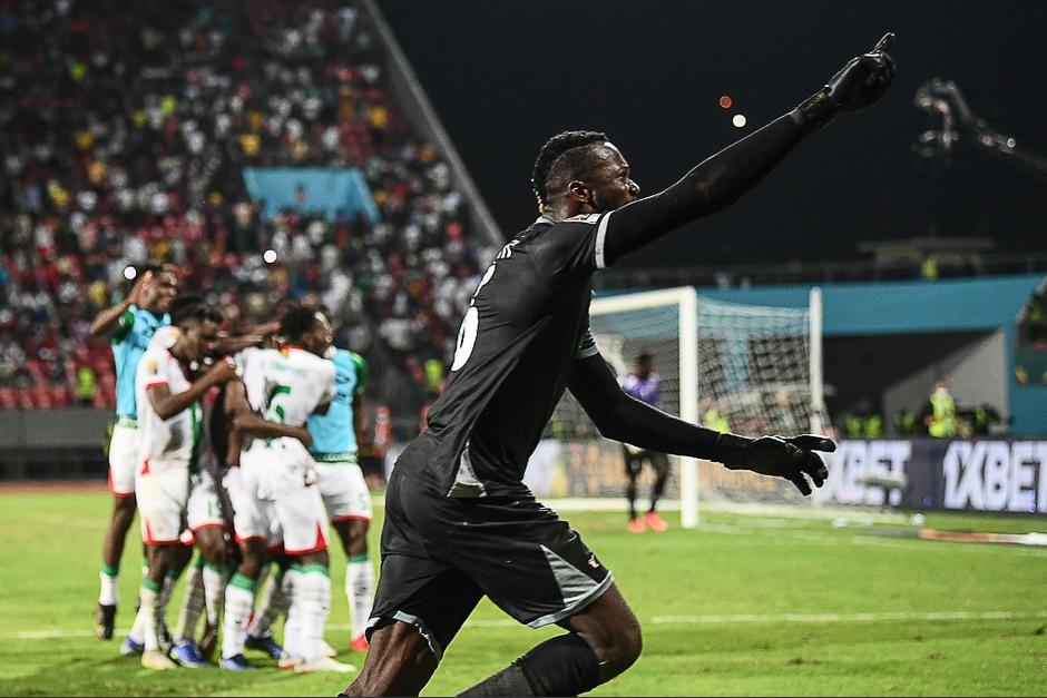 El guardameta Hervé Koffi se robó el show durante la celebración de Burkina Faso en la Copa Africana de Naciones. (Foto: AFP)