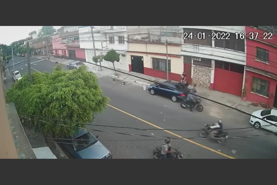 La pareja paseaba con su perro en la zona 12. (Foto: captura video) 