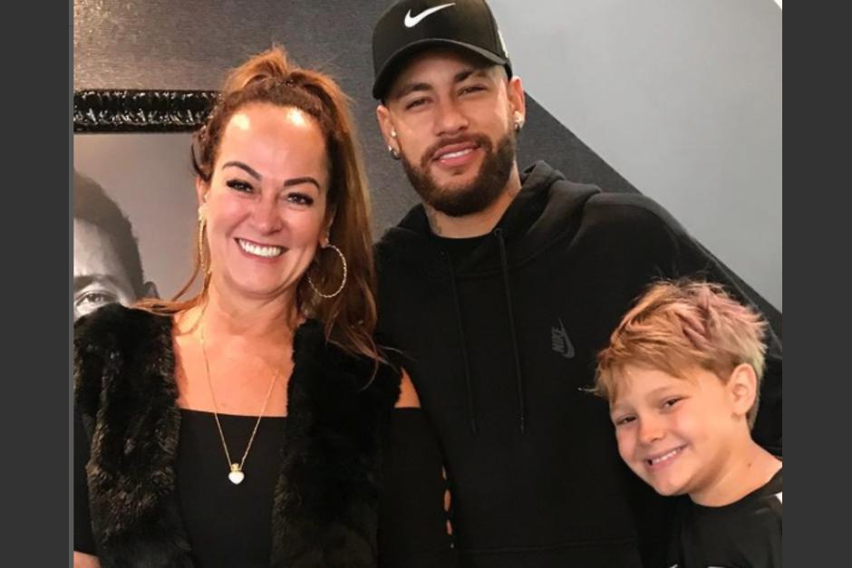 La madre del futbolista habría viajado hacia otra ciudad tras el bochornoso episodio que vivió junto a su novio. (Foto: Instagram/Nadine Goncalves)