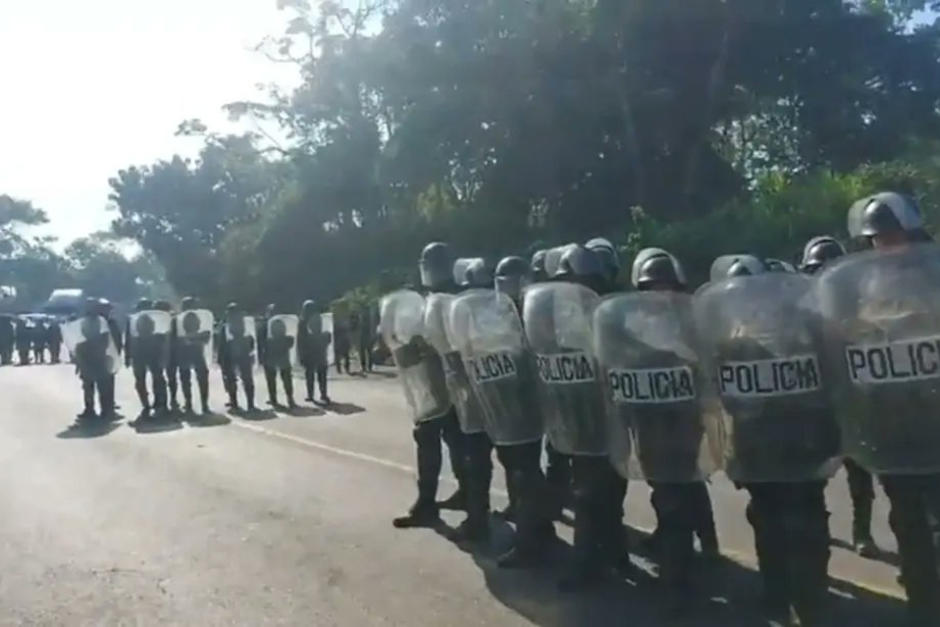 Agentes de la PNC utilizan la fuerza para habilitar el paso en el Puente Castillo Armas. (Foto: La Voz de Xela)