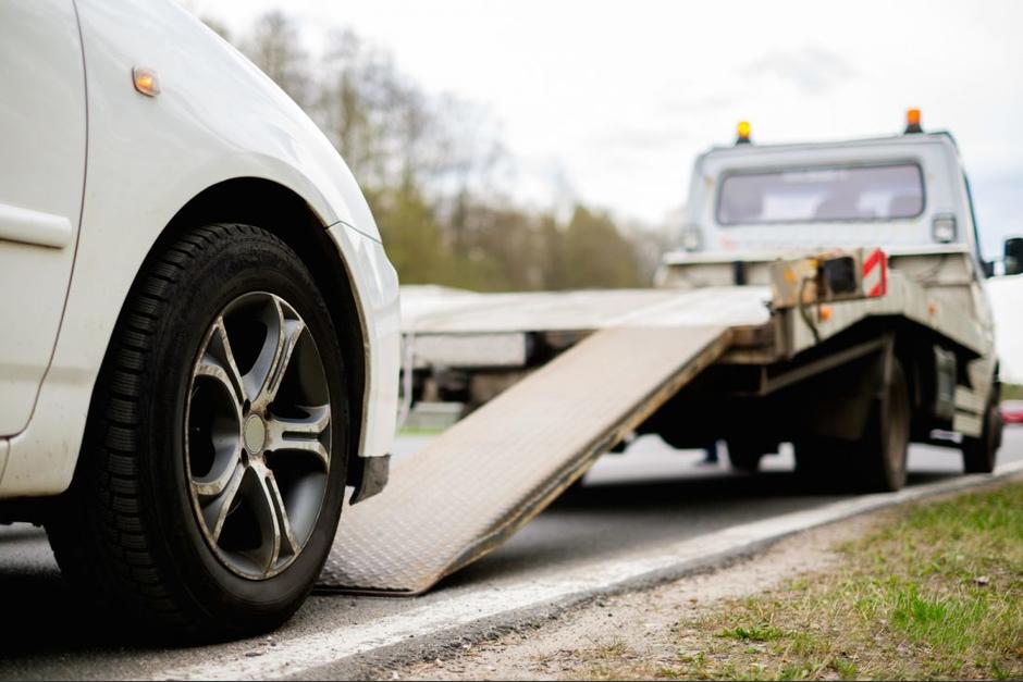 Los hombres pretendía robar un carro en la Colonia la Reformita zona 12 y para eso llevaron una grúa, pero el plan se vio frustrado cuando se activó la alarma. (Foto: CarrosUSA) 