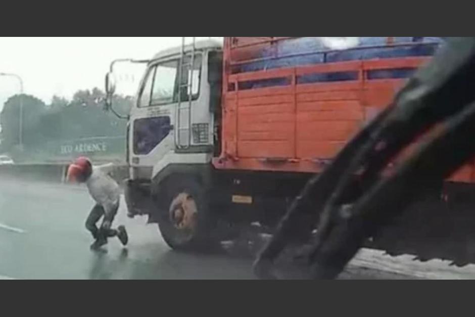 Un motorista se escapó de ser atropellado, tras derrapar en el cinta asfáltica. (Foto: Captura de pantalla)